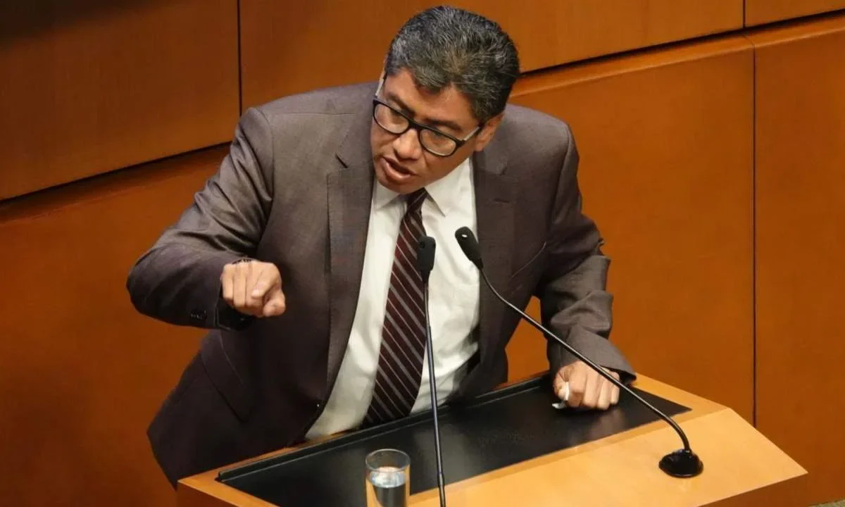 El senador Saúl Monreal acusa "fuerzas oscuras" contra él, pero no se cierra a otros partidos.
