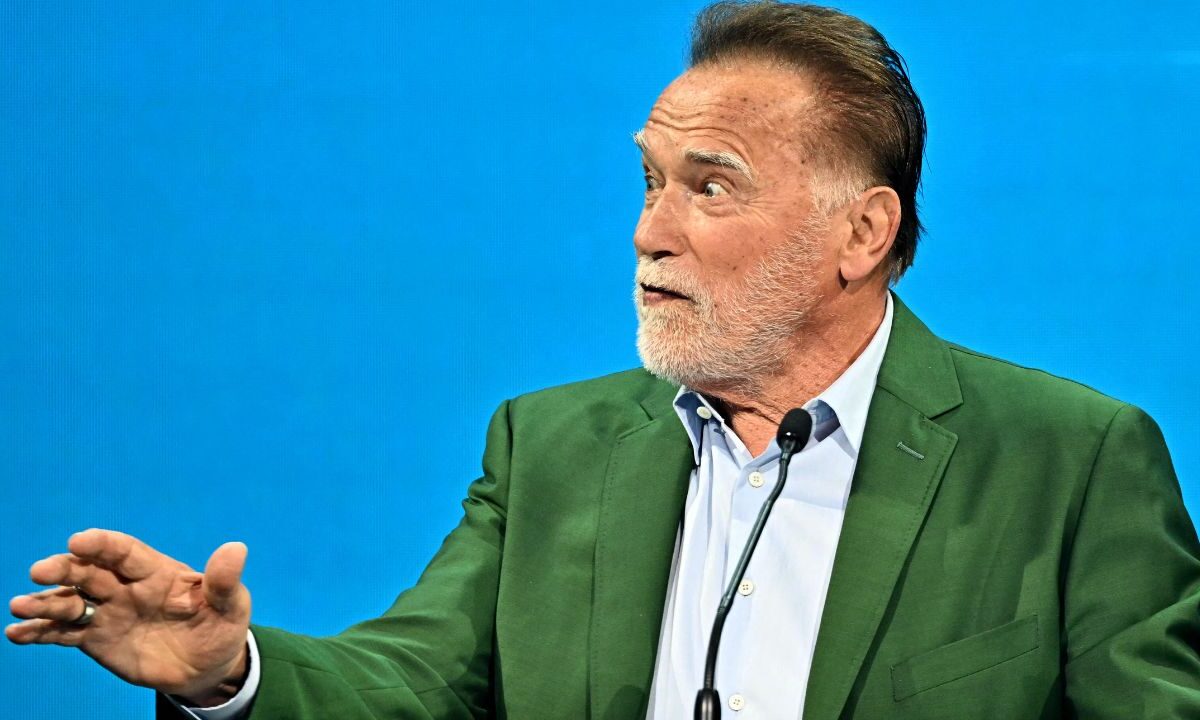 Schwarzenegger sorprendió ayer a los usuarios del transporte público de Viena, tratándolos de "héroes de la acción climática".