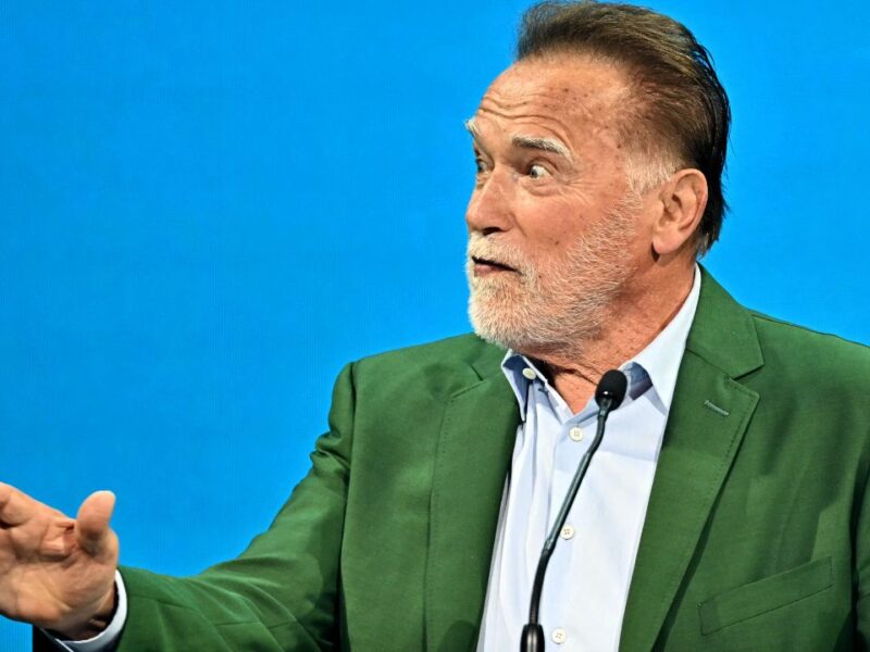 Schwarzenegger nombra héroes en Viena