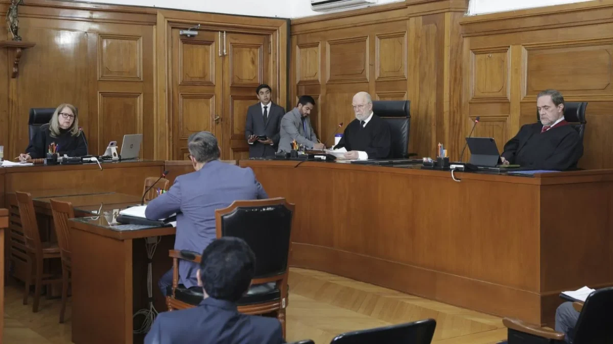 La Primera Sala de la SCJN ordena a la FGR publicar carpeta de investigación del caso Ayotzinapa.