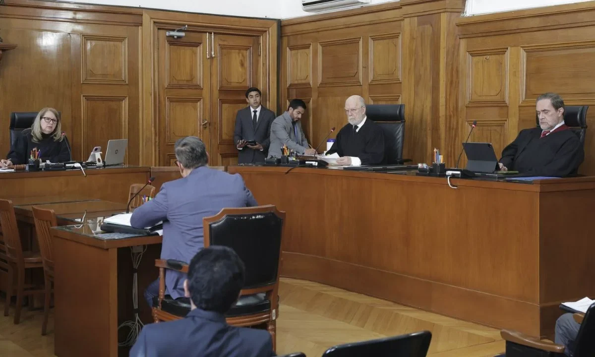 La Primera Sala de la SCJN ordena a la FGR publicar carpeta de investigación del caso Ayotzinapa.