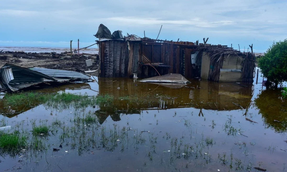La Secretaría de Marina a través de la Armada de México informó que el personal naval, continúa realizando acciones de apoyo a la población civil, en los diferentes municipios que resultaron afectados por el paso del huracán “Erick”, en el estado de Oaxaca.