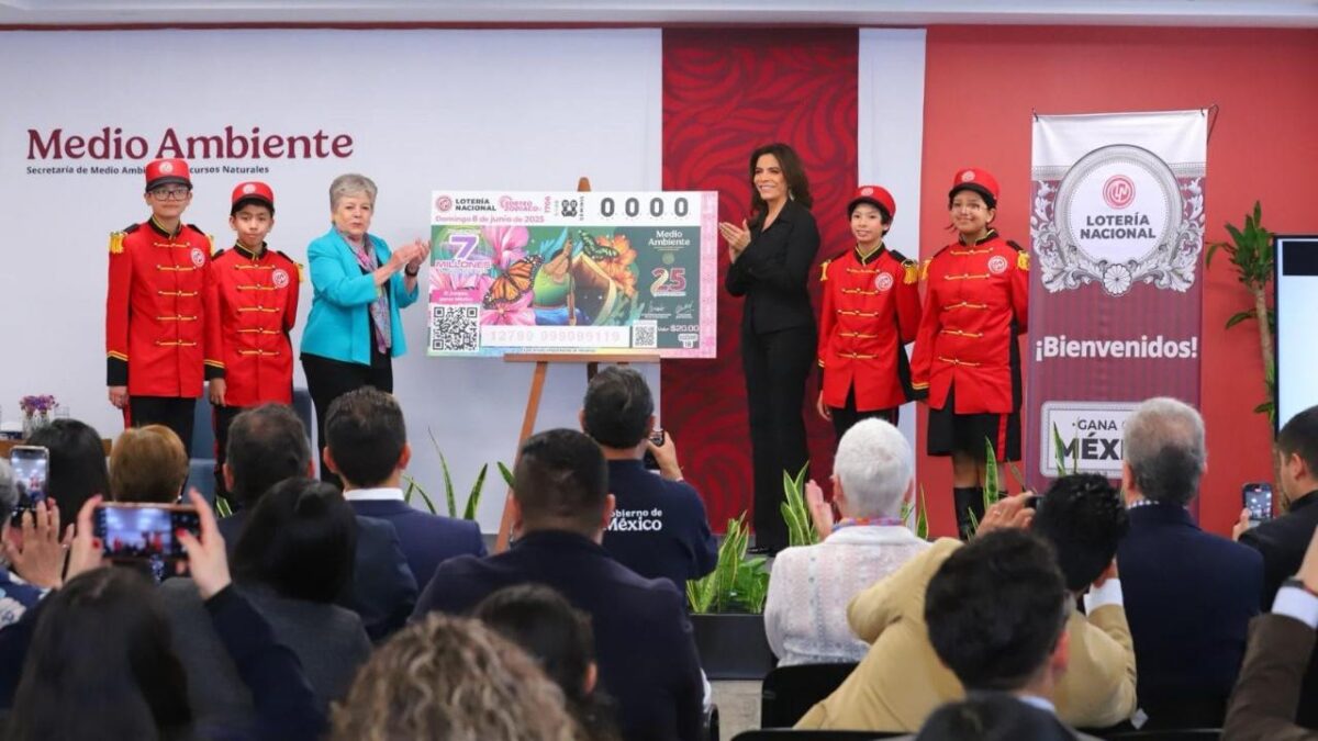 La titular de Semarnat, Alicia Bárcena Ibarra, y la directora general de Lotería Nacional, Olivia Salomón Vibaldo, develaron la pieza alusiva.