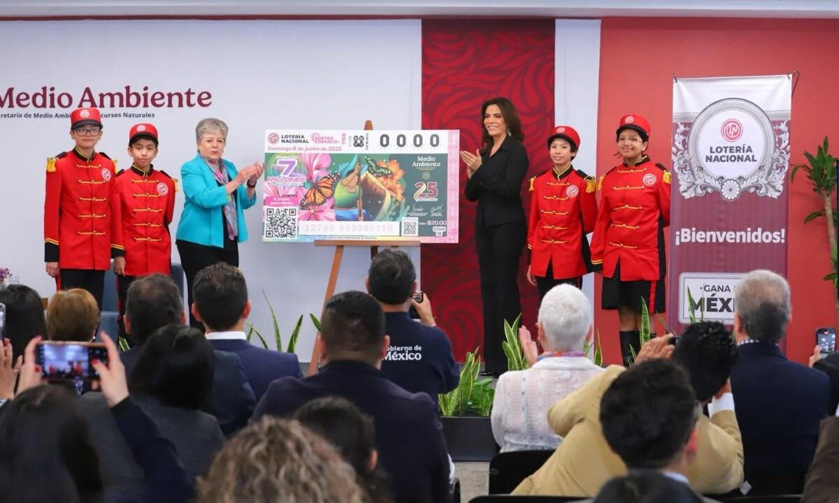 La titular de Semarnat, Alicia Bárcena Ibarra, y la directora general de Lotería Nacional, Olivia Salomón Vibaldo, develaron la pieza alusiva.