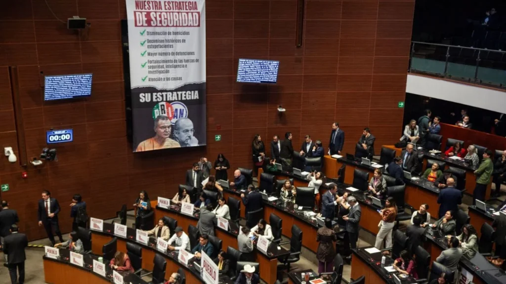 Este lunes, el Senado aprobó la Ley de la Guardia Nacional, que adscribe su control operativo a la Secretaría de la Defensa Nacional (Defensa); para la Oposición esto abona a la “militarización” del país.