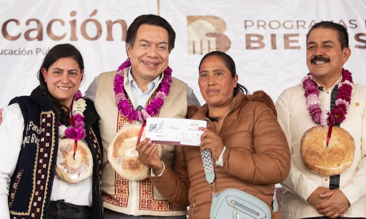 La SEP entregó tarjetas del Bienestar del programa La Escuela es Nuestra a madres, padres y familiares de estudiantes del Edomex.