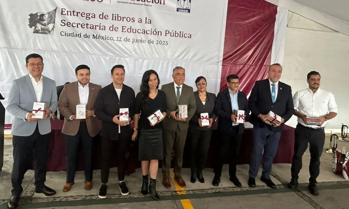 La Secretaría de Educación Pública (SEP) recibió una donación de 13 mil 560 libros de la Canieti.