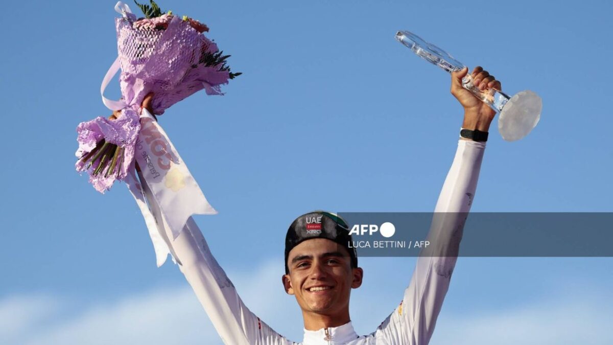 Sheinbaum felicita a Isaac del Toro por su participación en el Giro de Italia