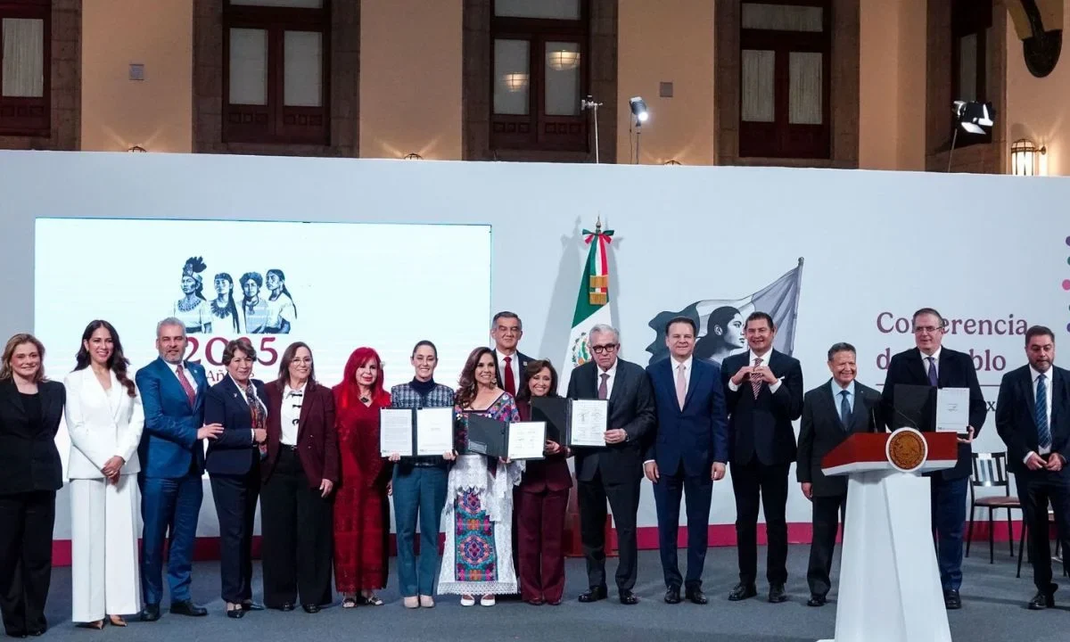La presidenta Claudia Sheinbaum firmó, junto a 14 gobernadores -incluidos los de Oposición-, un convenio para la instalación de 15 Polos de Bienestar.