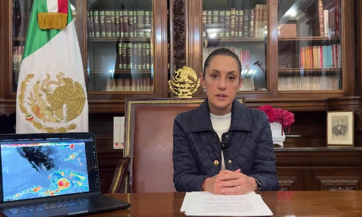La presidenta Sheinbaum alertó a la población por la entrada del huracán Erick, categoría 3, entre Guerrero y Oaxaca.