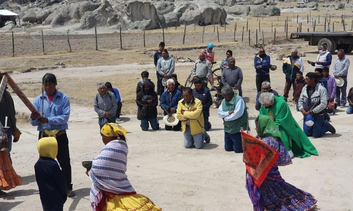 Los padres Campos y Mora  son honrados por los rarámuris de la Tarahumara.