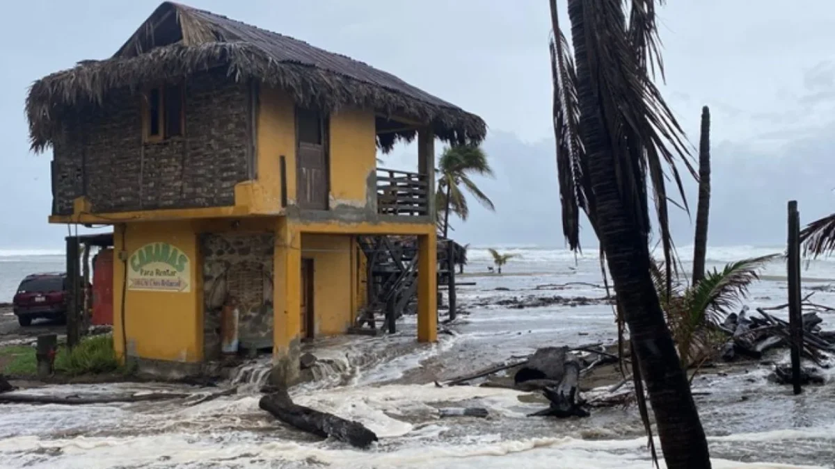 La tormenta tropical Dalila sigue afectando el occidente del país, aunque se aleja gradualmente de las costas mexicanas.
