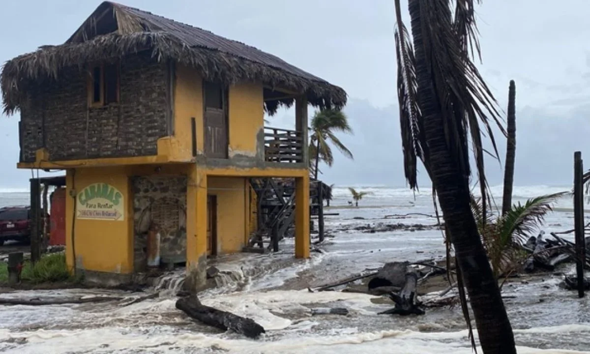 La tormenta tropical Dalila sigue afectando el occidente del país, aunque se aleja gradualmente de las costas mexicanas.