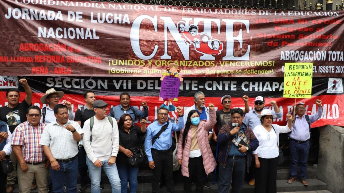 Sin acuerdos, sólo disposición al diálogo en reunión entre Gobierno y CNTE.