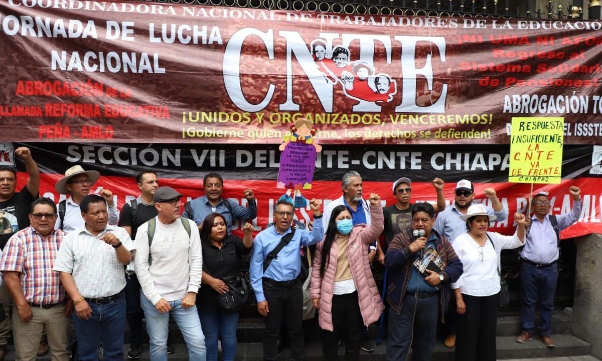 Sin acuerdos, sólo disposición al diálogo en reunión entre Gobierno y CNTE.