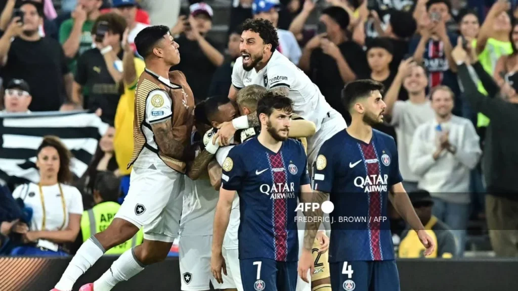 Festejo de los jugadores del Botafogo tras el triunfo trabajado ante el PSG.