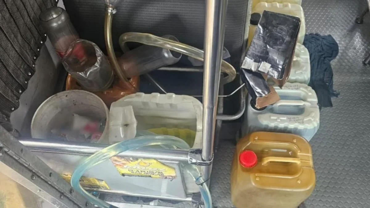 De acuerdo con las autoridades, el detenido tenía un "emprendimiento" de venta de huachicol a domicilio, a bordo de un autobús de pasaje.