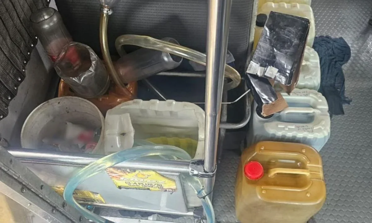 De acuerdo con las autoridades, el detenido tenía un "emprendimiento" de venta de huachicol a domicilio, a bordo de un autobús de pasaje.