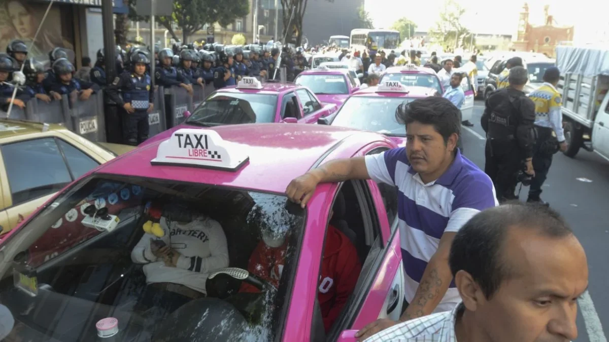 Decenas de taxistas salieron a las calles de la CDMX para manifestar su descontento contra las fotomultas.