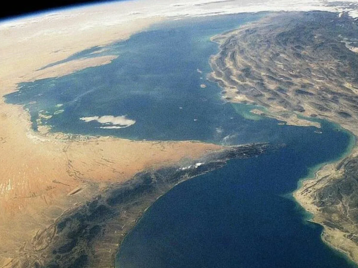 Si Irán cumple su amenaza de cerrar el estrecho de Ormuz, los precios de la gasolina subirán y repuntará la inflación, advierten analistas.