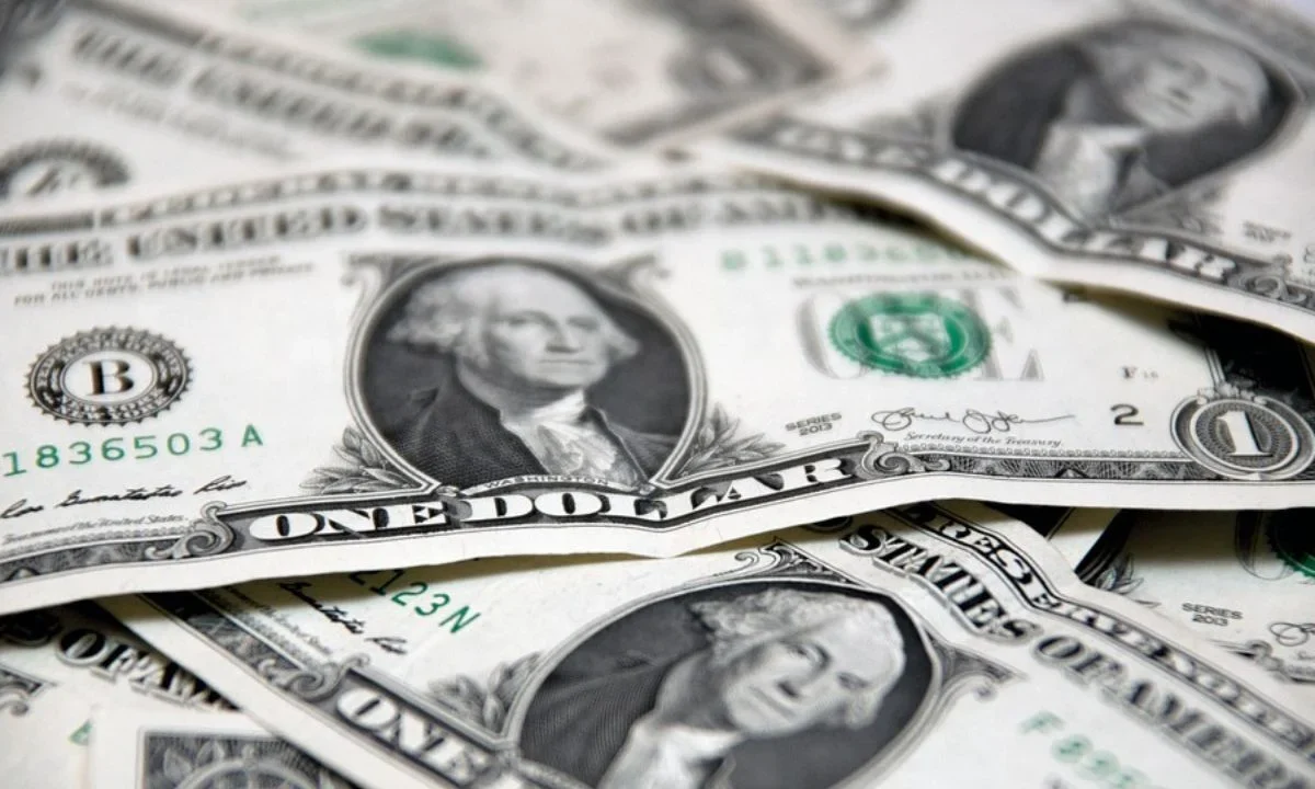 La moneda mexicana cerró la sesión con una apreciación de 0.19% o 3.6 centavos, cotizando alrededor de 19.15 pesos por dólar.