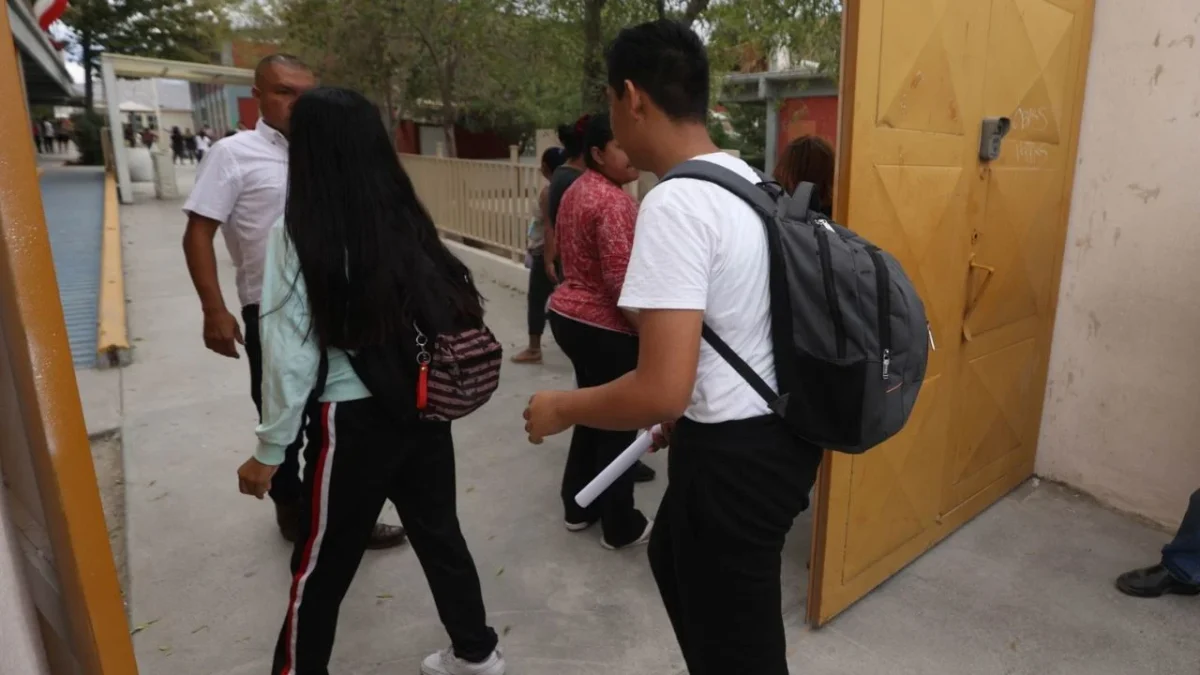 Como parte de un esfuerzo por garantizar el derecho a la educación, todos los estudiantes de secundaria pública en el país reciben la Beca Universal Rita Cetina, y más de 4.5 millones de alumnas y alumnos de Educación Media Superior cuentan con el apoyo de la Beca Universal Benito Juárez a nivel nacional.