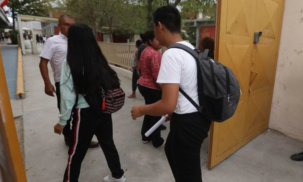 Como parte de un esfuerzo por garantizar el derecho a la educación, todos los estudiantes de secundaria pública en el país reciben la Beca Universal Rita Cetina, y más de 4.5 millones de alumnas y alumnos de Educación Media Superior cuentan con el apoyo de la Beca Universal Benito Juárez a nivel nacional.