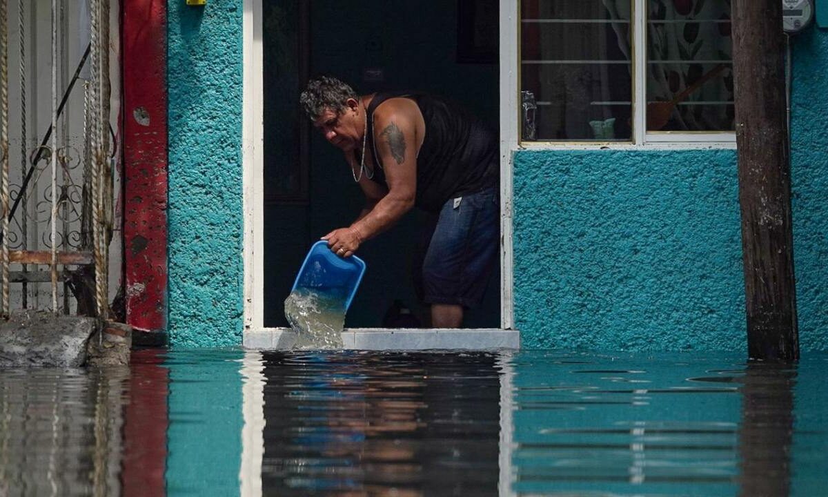 La tormenta atípica y basura inundaron las colonias de la zona oriente del Edomex ayer por la noche.