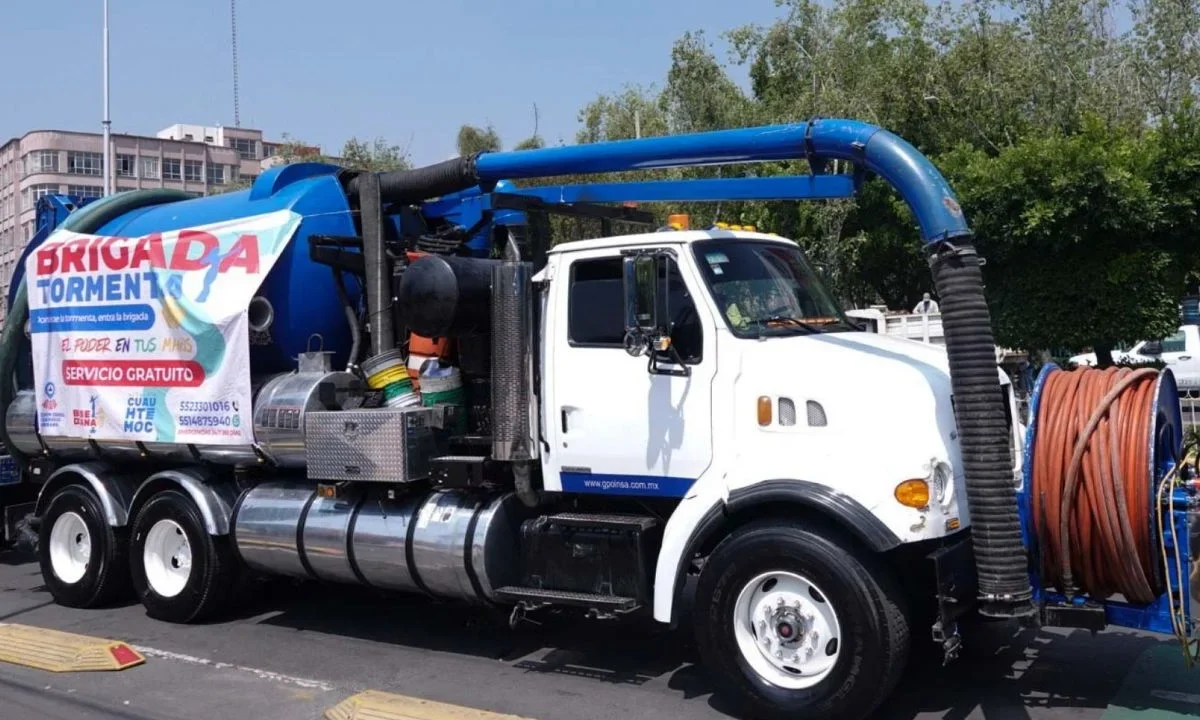 Supervisan trabajos de desazolve en la Benito Juárez