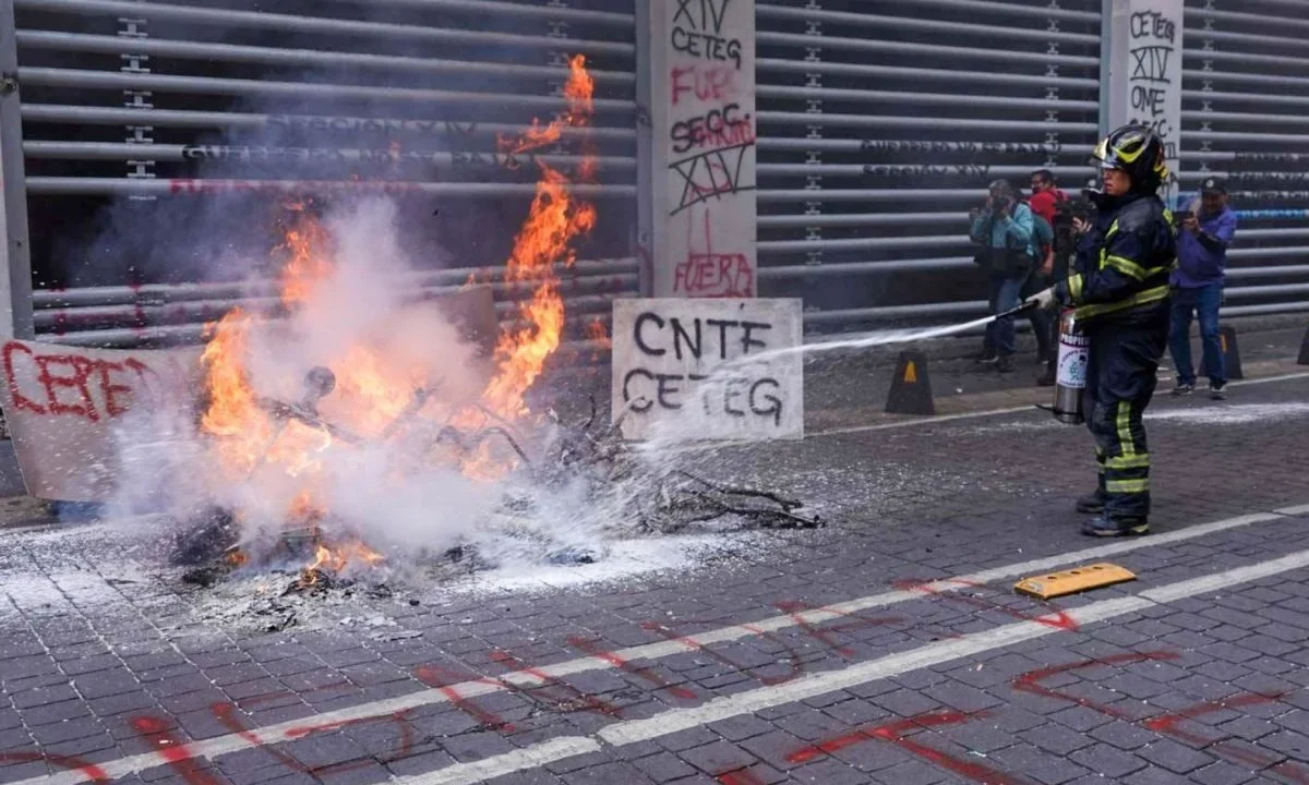 El ISSSTE expresó su disposición al diálogo con la CNTE pese a los "actos vandálicos" registrados hoy jueves.
