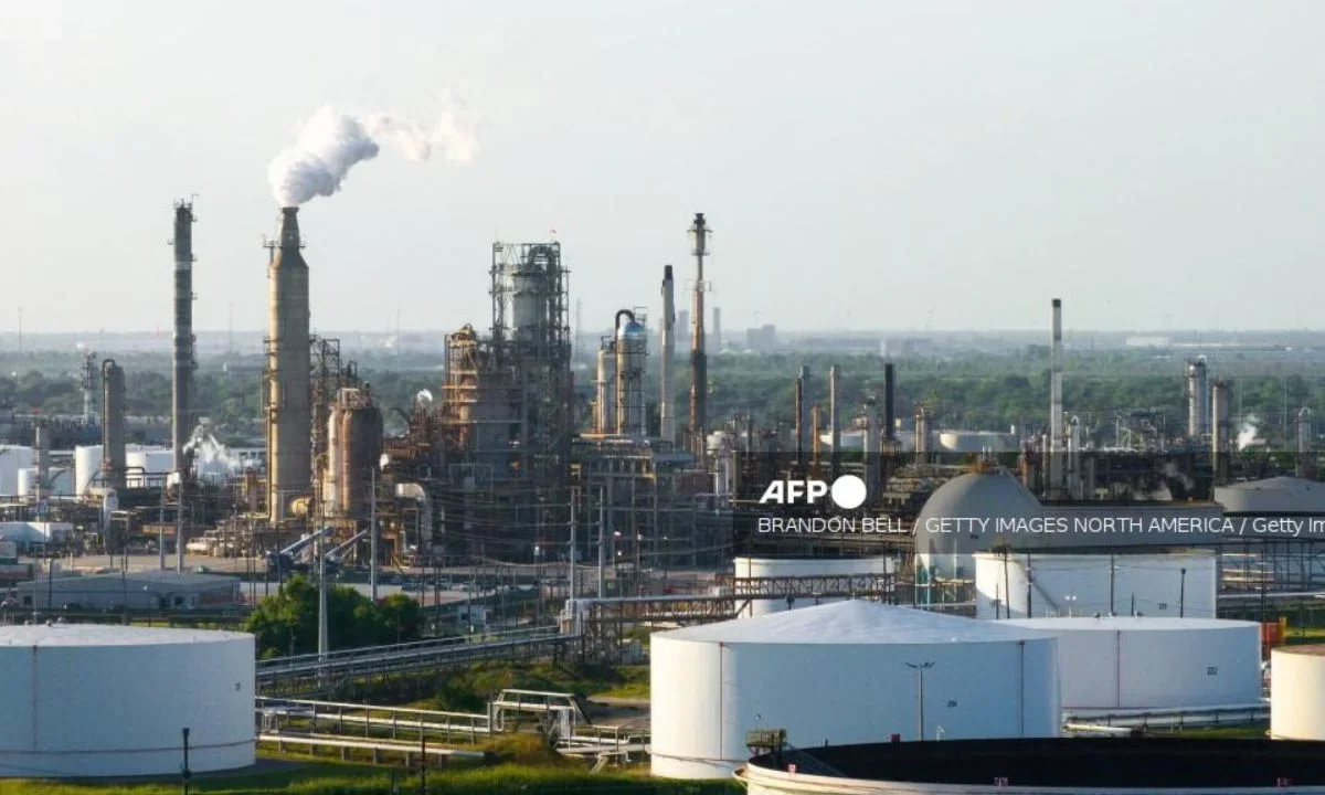 Tras ataque a Irán, Trump pide mantener los precios del petróleo