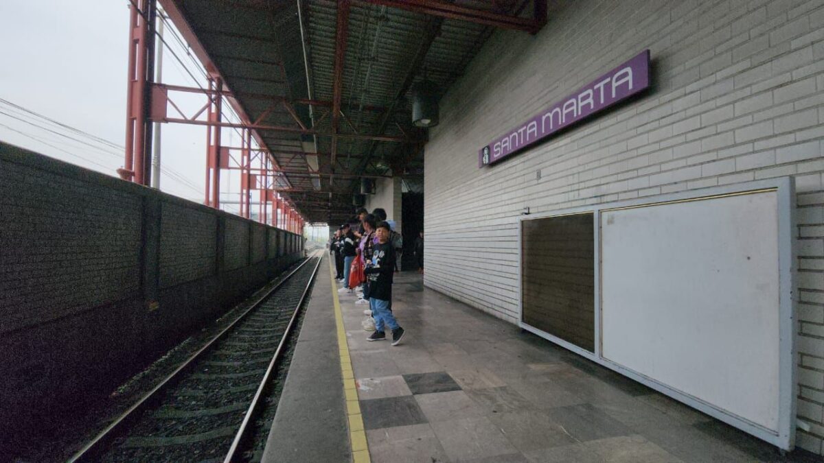 Tras más de 10 horas, reanudan servicio en la Línea A