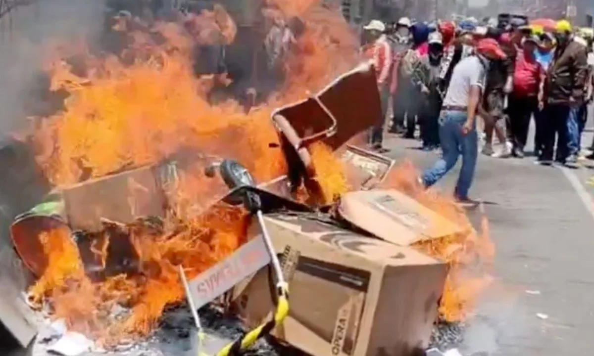 Luego de la protesta de la CETEG en una sede del SNTE, Claudia Sheinbaum canceló su gira a Tlapa, Guerrero, bastión de la organización.