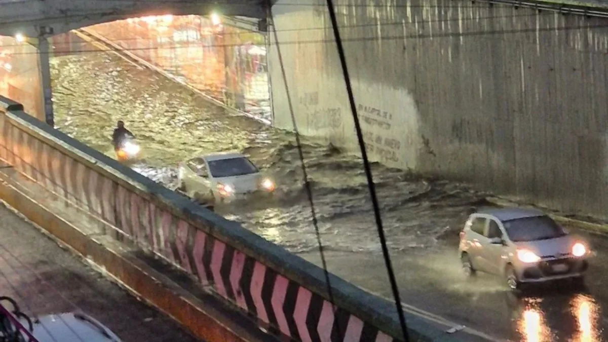 Los problemas ocasionados por el clima mantuvieron ocupados a los cuerpos de emergencia para atender anegaciones y encharcamientos por brotes de aguas negras, como ocurrió en Iztapalapa.