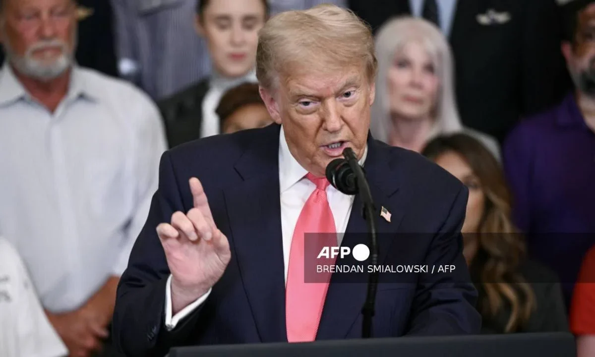 El presidente de EU, Donald Trump, insiste en impuesto a remesas y deportaciones masivas.
