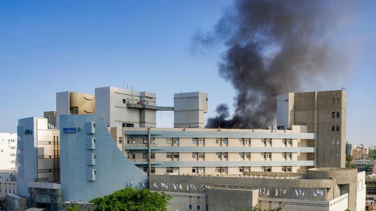 Un misil iraní golpeó un centro médico en el sur de Israel, dejando decenas de heridos