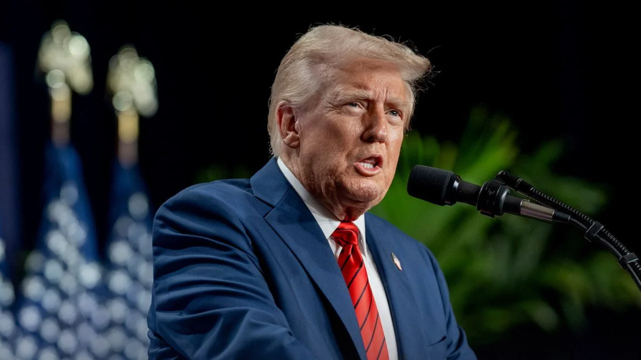 Donald Trump firmó decreto que prohíbe o restringe la entrada a EU de ciudadanos provenientes de 19 países, incluidos Cuba y Venezuela.