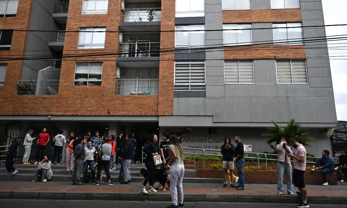 Un fuerte temblor de magnitud 6.5 que se prolongó por varios segundos sacudió a Bogotá y otras ciudades de Colombia la mañana de este domingo, informaron servicios geológicos del país y de Estados Unidos.
