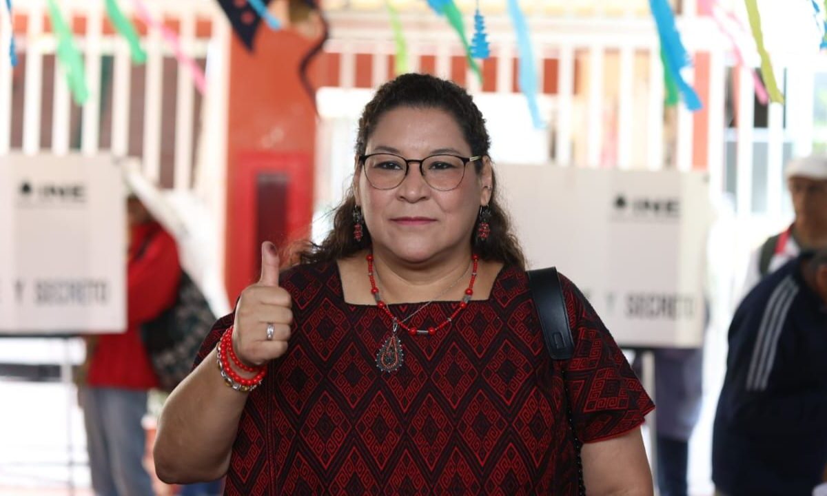 "Estamos participando en un proceso histórico, inédito, extraordinario que va a cambiar 2 siglos del Poder Judicial en nuestro país. Venimos empujándolo". Con estas palabras se expresó la ministra Lenia Batres, tras emitir su sufragio en la casilla ubicada en la primaria República Española, ubicada en Iztacalco.