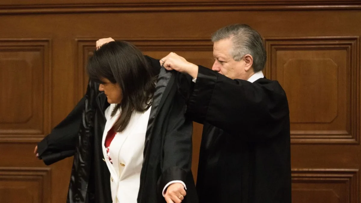 Se propone que los ministros puedan sesionar con “ropa formal de vestir o tradicional, acorde con sus orígenes, costumbres y preferencias”.  
