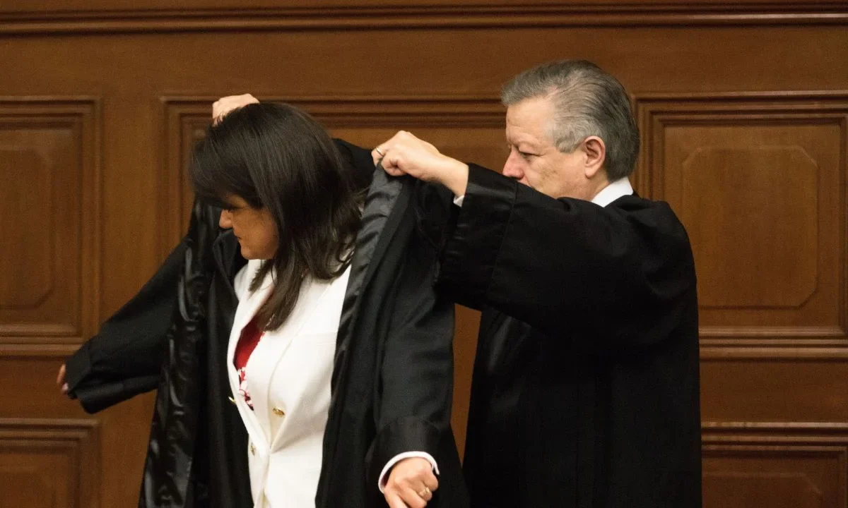 Se propone que los ministros puedan sesionar con “ropa formal de vestir o tradicional, acorde con sus orígenes, costumbres y preferencias”.  