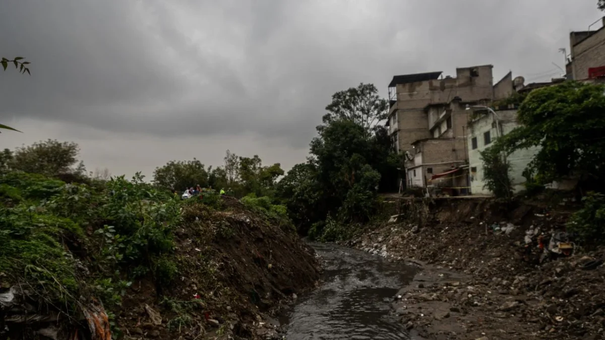 Basura, madera y hasta electrodómesticos quedaron sobre las calles afectadas.
