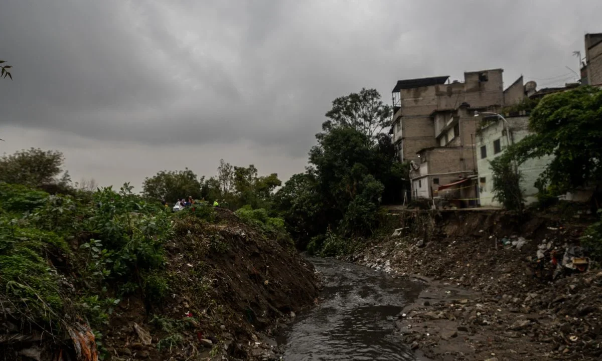 Basura, madera y hasta electrodómesticos quedaron sobre las calles afectadas.