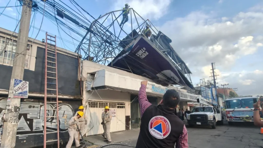 VIDEO: Así cayó el anuncio espectacular en Ecatepec. Noticias en tiempo real