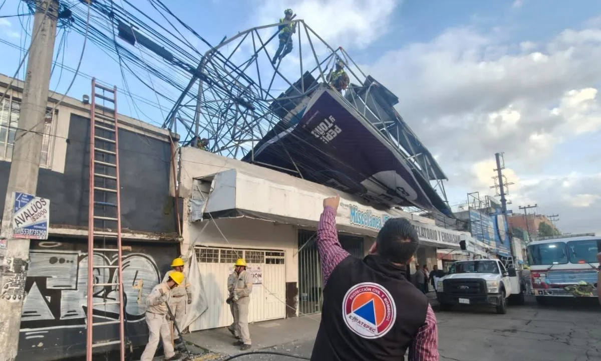 La cámara de un automóvil captó el momento en el que cayó el anuncio espectacular en Avenida Central, en Ecatepec.