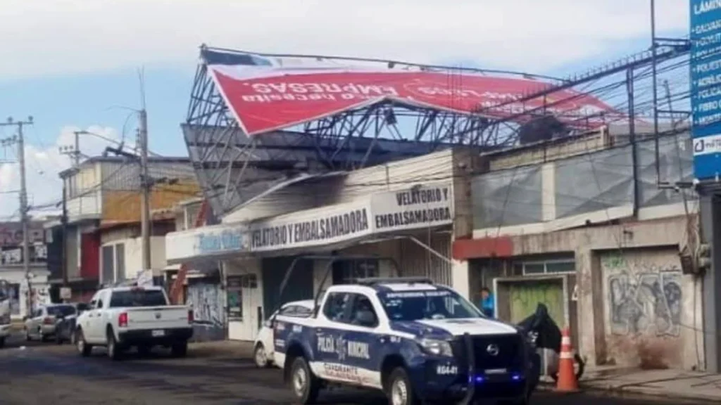 La tarde de este miércoles se registró la caída de una estructura que portaba un anuncio espectacular en Ecatepec.