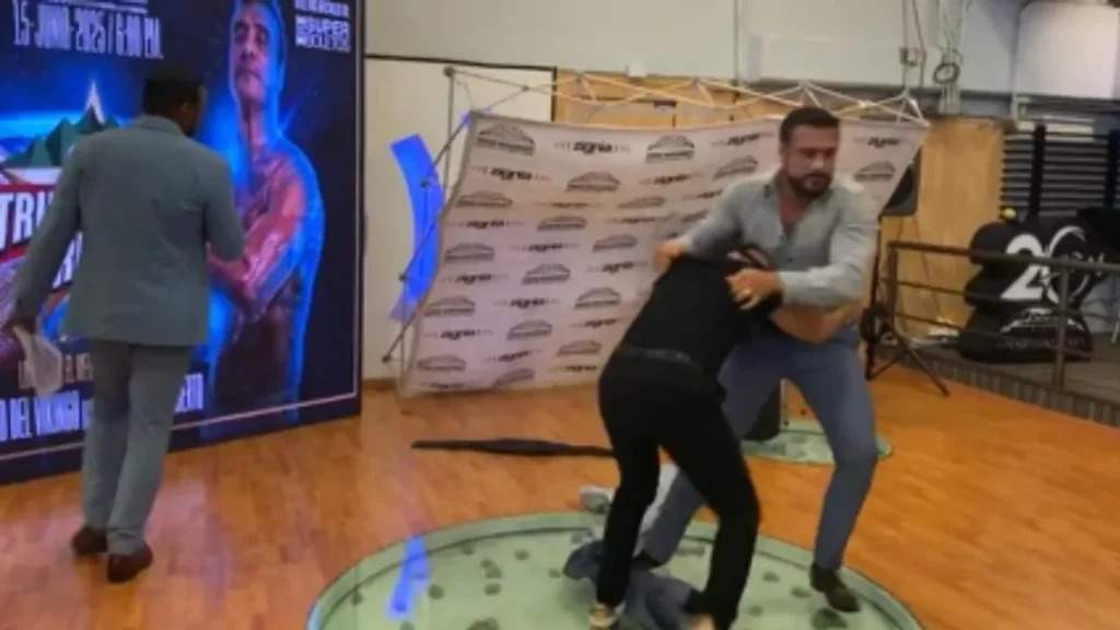 Alberto "El Patrón" golpeó a El Hijo del Vikingo durante la conferencia de prensa para el evento de Triplemanía Regía 2025.