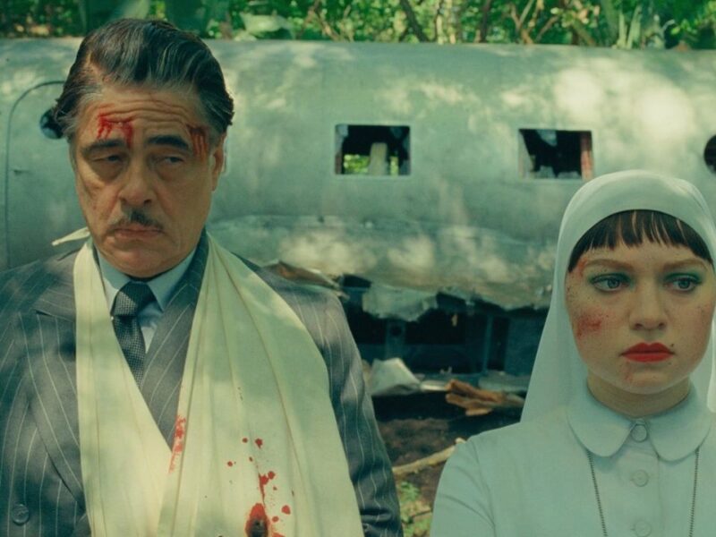 Wes Anderson regresa con sátira y tonos pastel en La trama fenicia