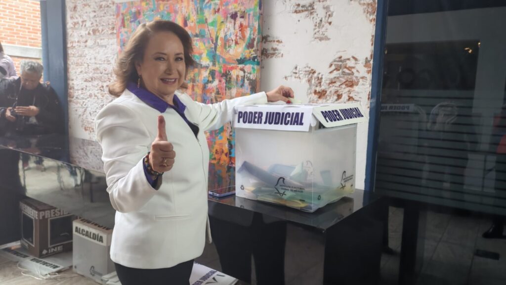 Yasmín Esquivel acude a la casilla a ejercer su voto. Noticias en tiempo real
