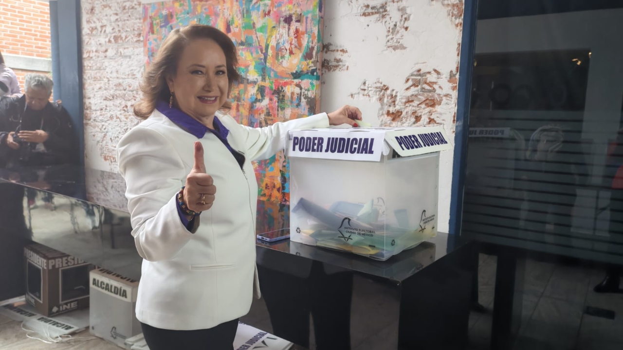 Yasmín Esquivel acude a realizar su voto